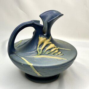 🌸 Rare 1940s Roseville Freesia Ewer – Blue Glaze – #19-6 – USA Art Pottery MCM